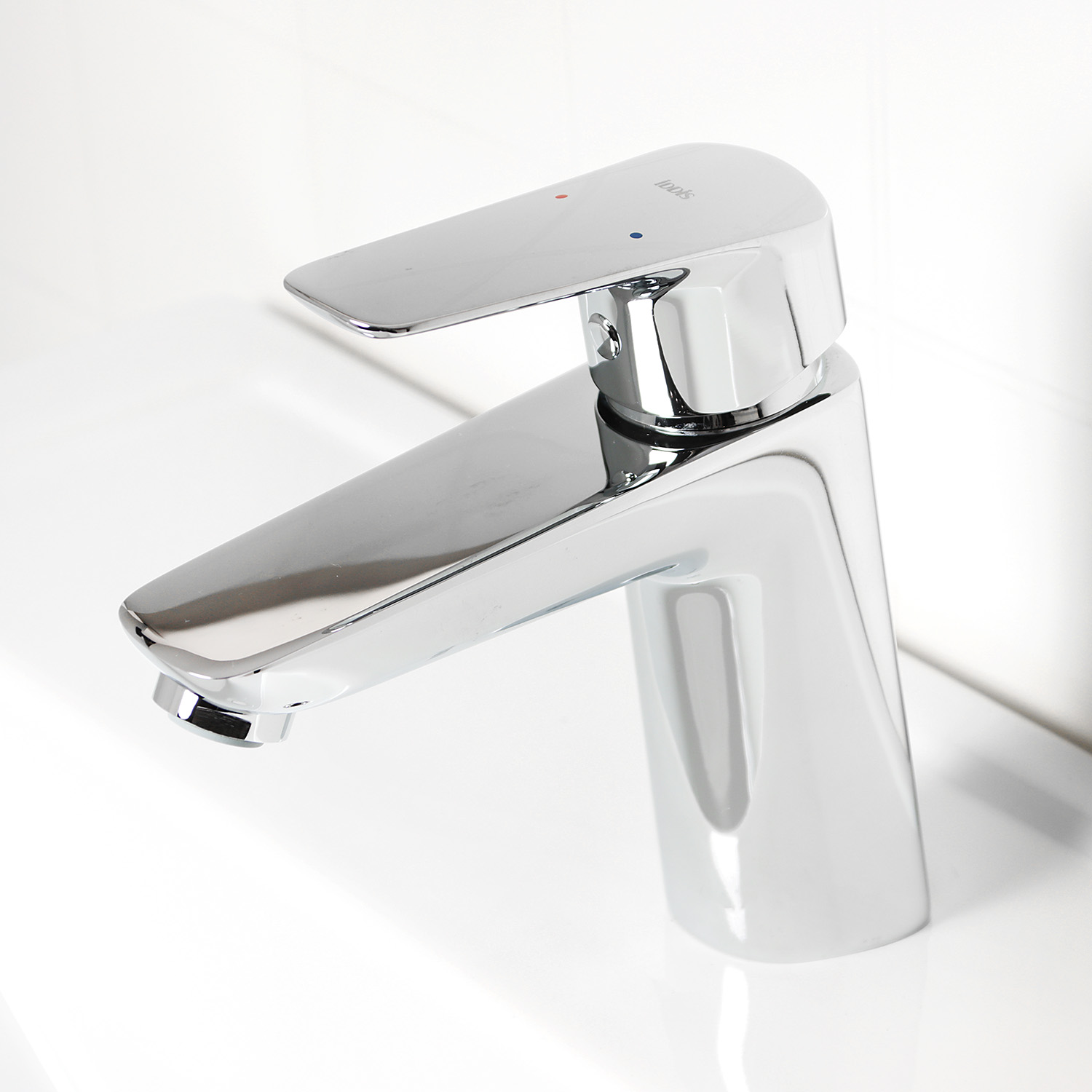 Смеситель для умывальника IDDIS Vibe VIBSB00i01, короткий излив, рычажный