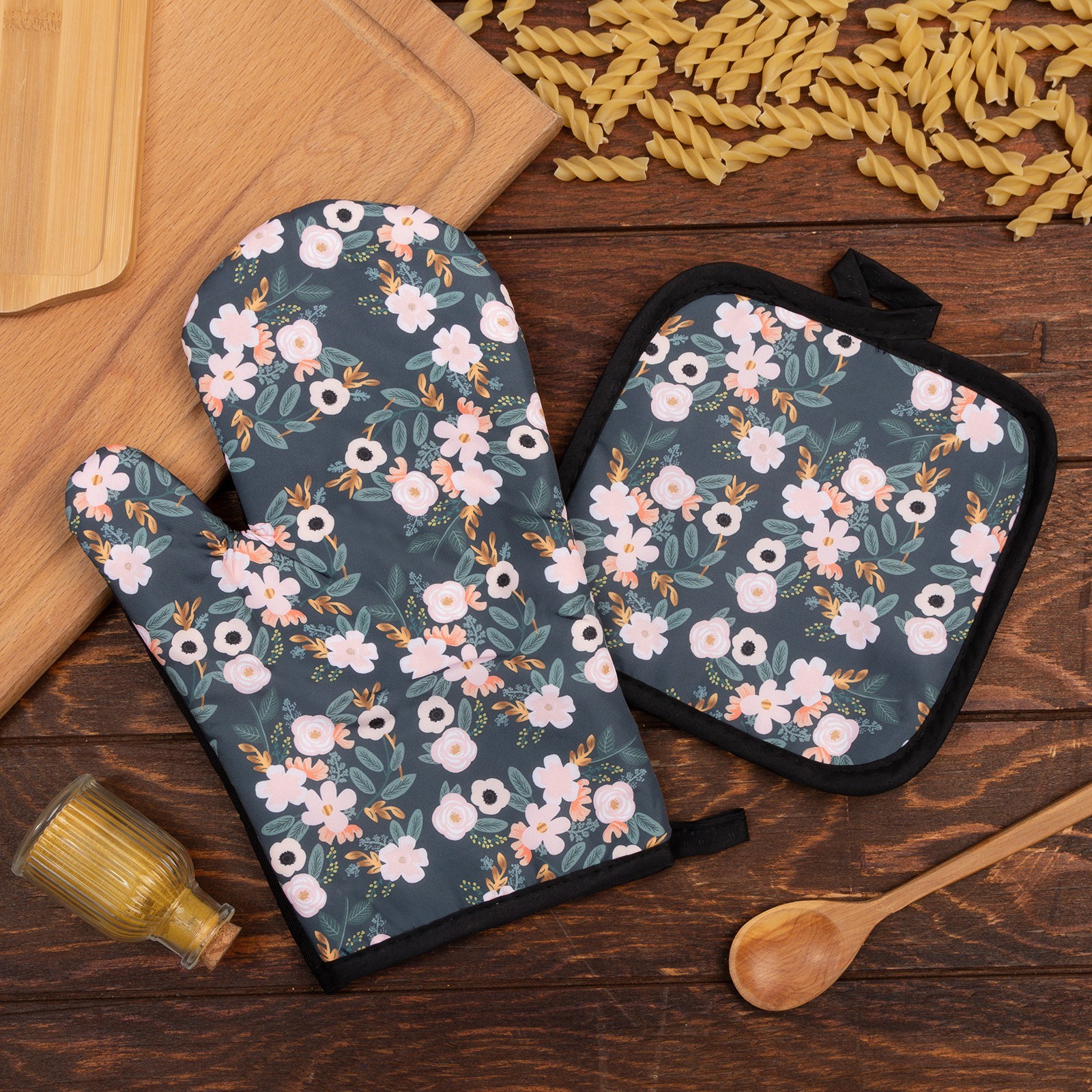 Набор прихваток Цветочки варежка-прихватка 24х18см, прихватка 17х17см 100%п/э Доляна *1 Набор прихваток Цветочки варежка-прихватка 24х18см, прихватка 17х17см 100%п/э Доляна *1